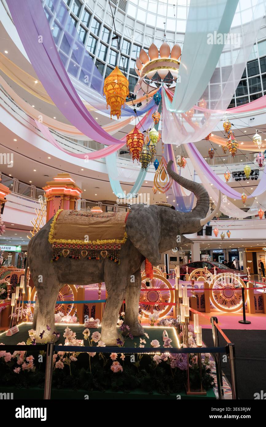 La celebrazione Deepavali mostra una statua decorativa di elefante circondata da luci colorate e striscioni drappeggiati. L'ambiente presenta un decor vibrante Foto Stock