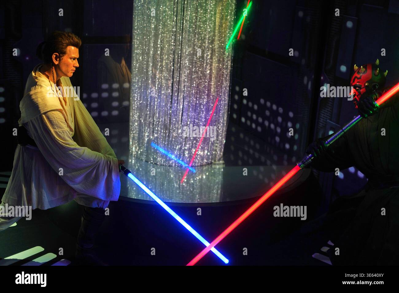 Le statue di cera dei personaggi di Star Wars Obi-Wan Kenobi e Darth Maul sono esposte in una scena di duello con spada laser in un museo di Londra, Regno Unito. La cifra sul Foto Stock