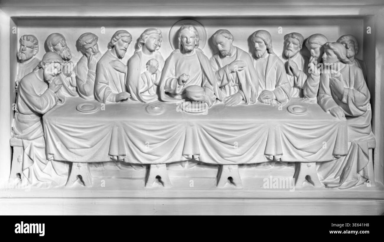 Scultura in marmo dell'ultima cena, Chiesa di Santa Maria (gemma nascosta), Manchester, fotografata in bianco e nero. Foto Stock