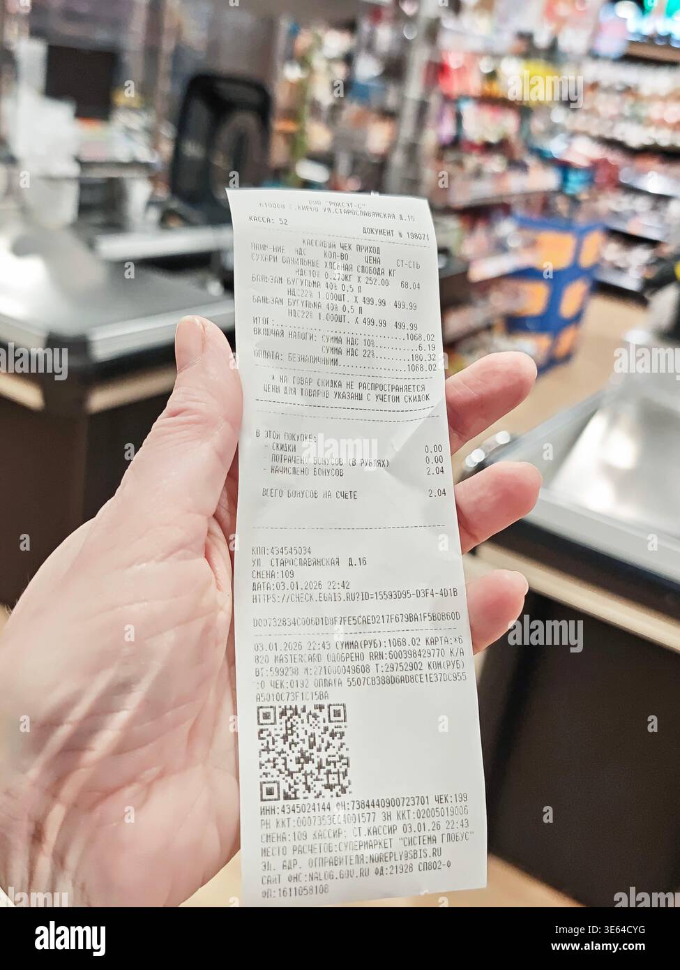 Kirov, Russia - 3 gennaio 2026: La ricevuta di un negozio di alimentari riporta gli articoli acquistati e l'importo totale speso durante un viaggio di shopping in un supermercato locale Foto Stock