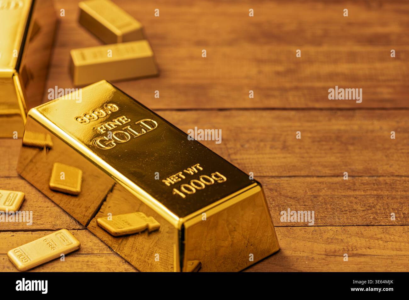 Pila di lingotti d'oro lucidi e pezzi di lingotti disposti su una superficie in legno testurizzato, che rappresentano metalli preziosi, accumulo di ricchezza, investimenti finanziari Foto Stock