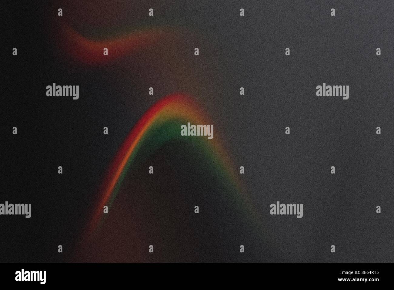 Uno sfondo grigio scuro con un fascio di luce colorato arcobaleno che splende verso l'alto dal lato inferiore sinistro, creando un senso di movimento ed energia. Foto Stock