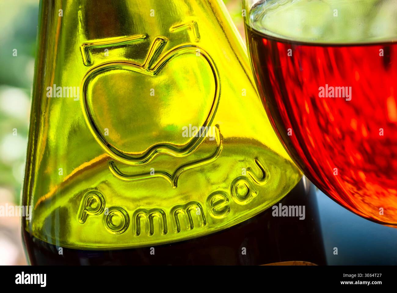 POMMEAU CALVADOS NORMANDIA FRANCIA bottiglia e bicchiere di Pommeau de Normandy fatto con succo di mela e Calvados in giardino all'aperto Foto Stock
