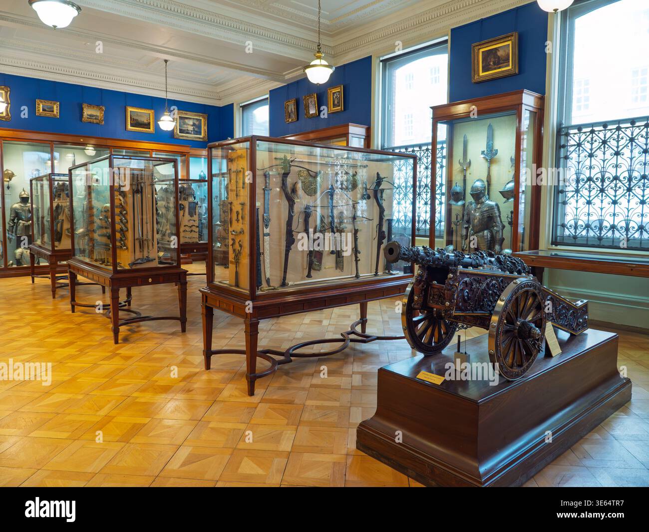 Armi medievali storiche in mostra all'interno delle armerie del museo Wallace Collection, Londra, Regno Unito Foto Stock