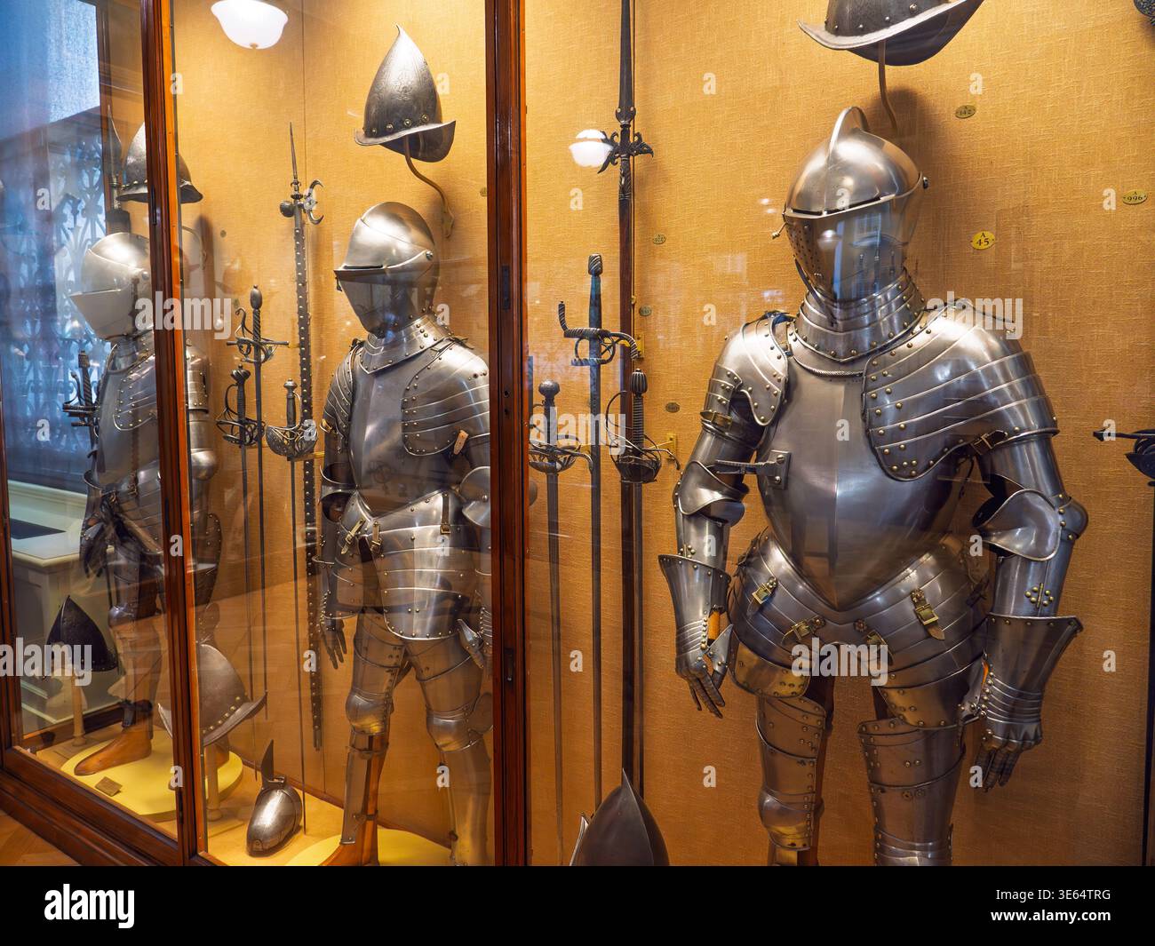 Storica armatura medievale in mostra all'interno delle armature del museo Wallace Collection, Londra, Regno Unito Foto Stock