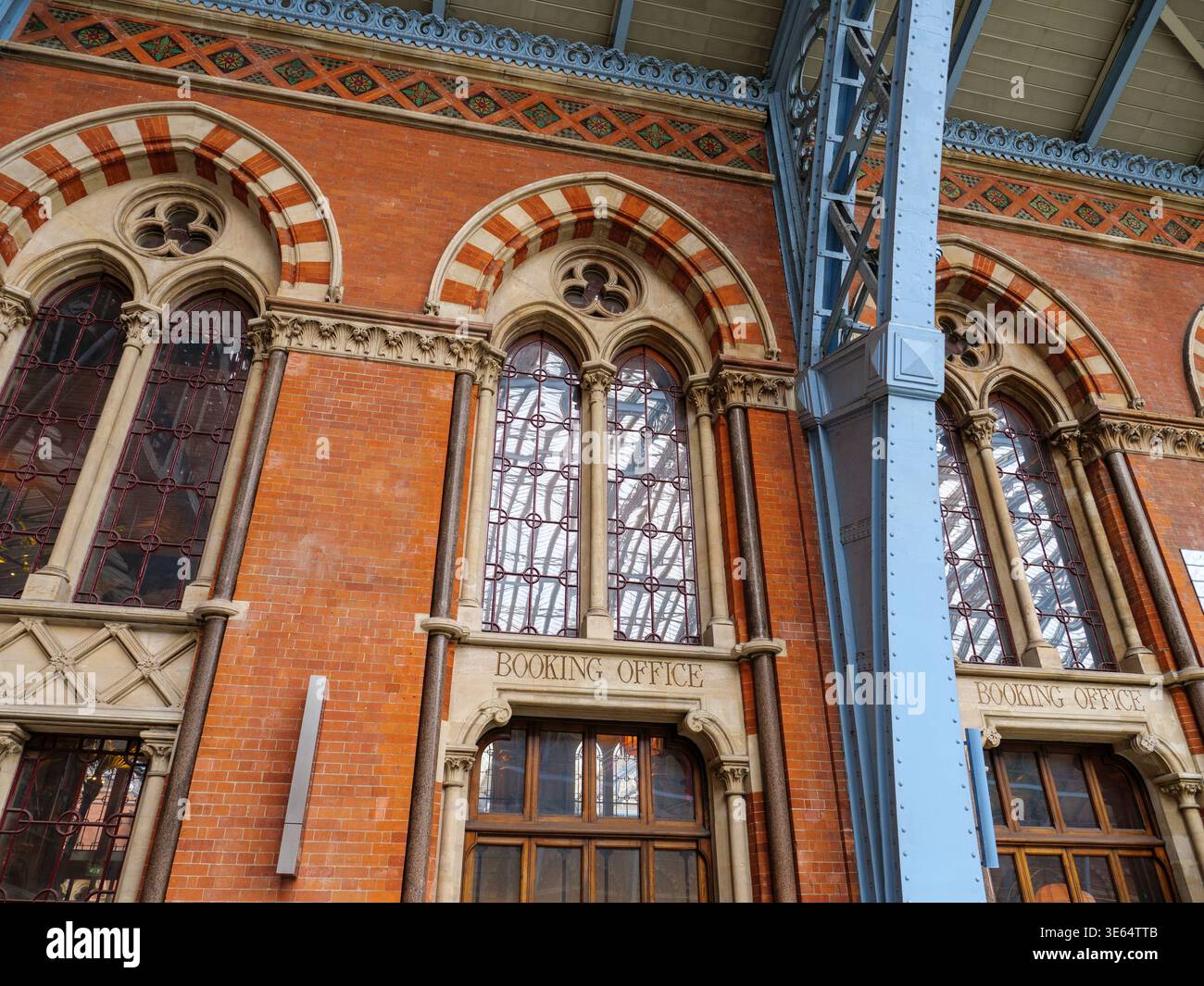 L'architettura interna del vecchio ufficio prenotazioni della stazione ferroviaria internazionale di St Pancras, Londra, Regno Unito Foto Stock
