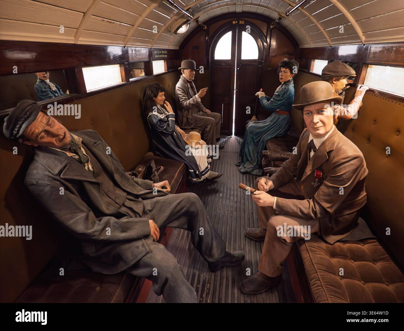 Figure a bordo di una carrozza City and South London del 1890 al London Transport Museum, Londra, Regno Unito Foto Stock