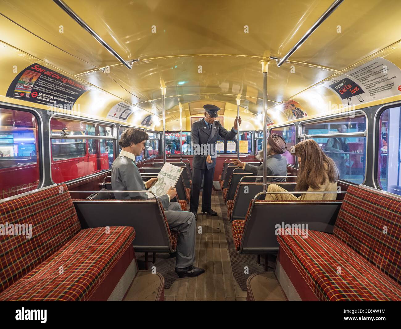 Figura del conduttore dell'autobus a bordo di uno storico autobus Routemaster degli anni '1960 al London Transport Museum, Londra, Regno Unito Foto Stock