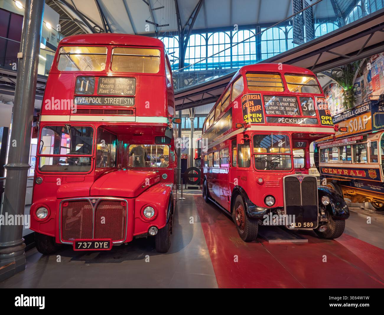 Autobus storici a due piani presso il London Transport Museum, Londra, Regno Unito Foto Stock