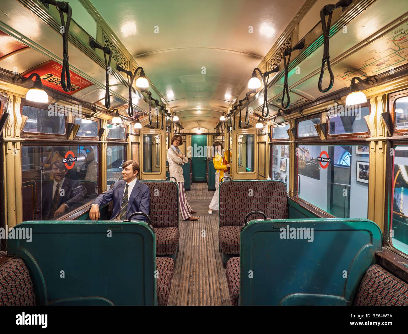 Interno della storica carrozza sotterranea Q con manichini al London Transport Museum, Londra, Regno Unito Foto Stock