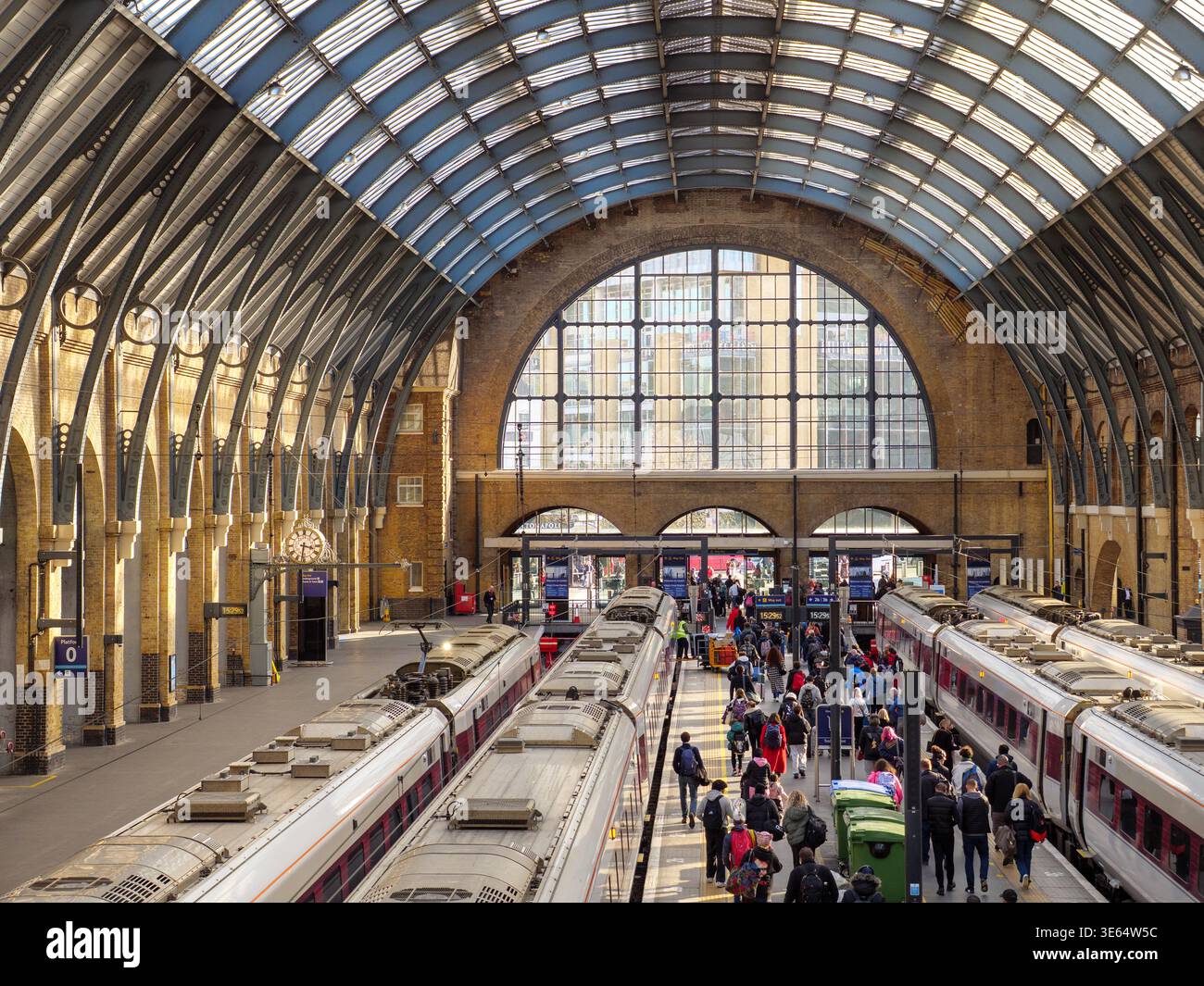 Treni sulla piattaforma all'interno della stazione ferroviaria di King's Cross, Londra, Regno Unito Foto Stock