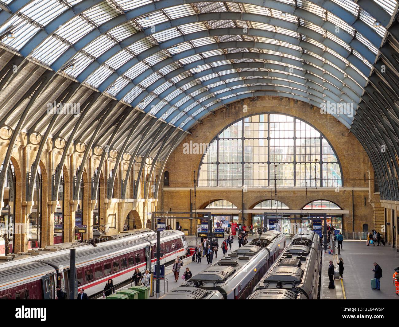 Stazione ferroviaria interna di King's Cross, Londra, Regno Unito Foto Stock