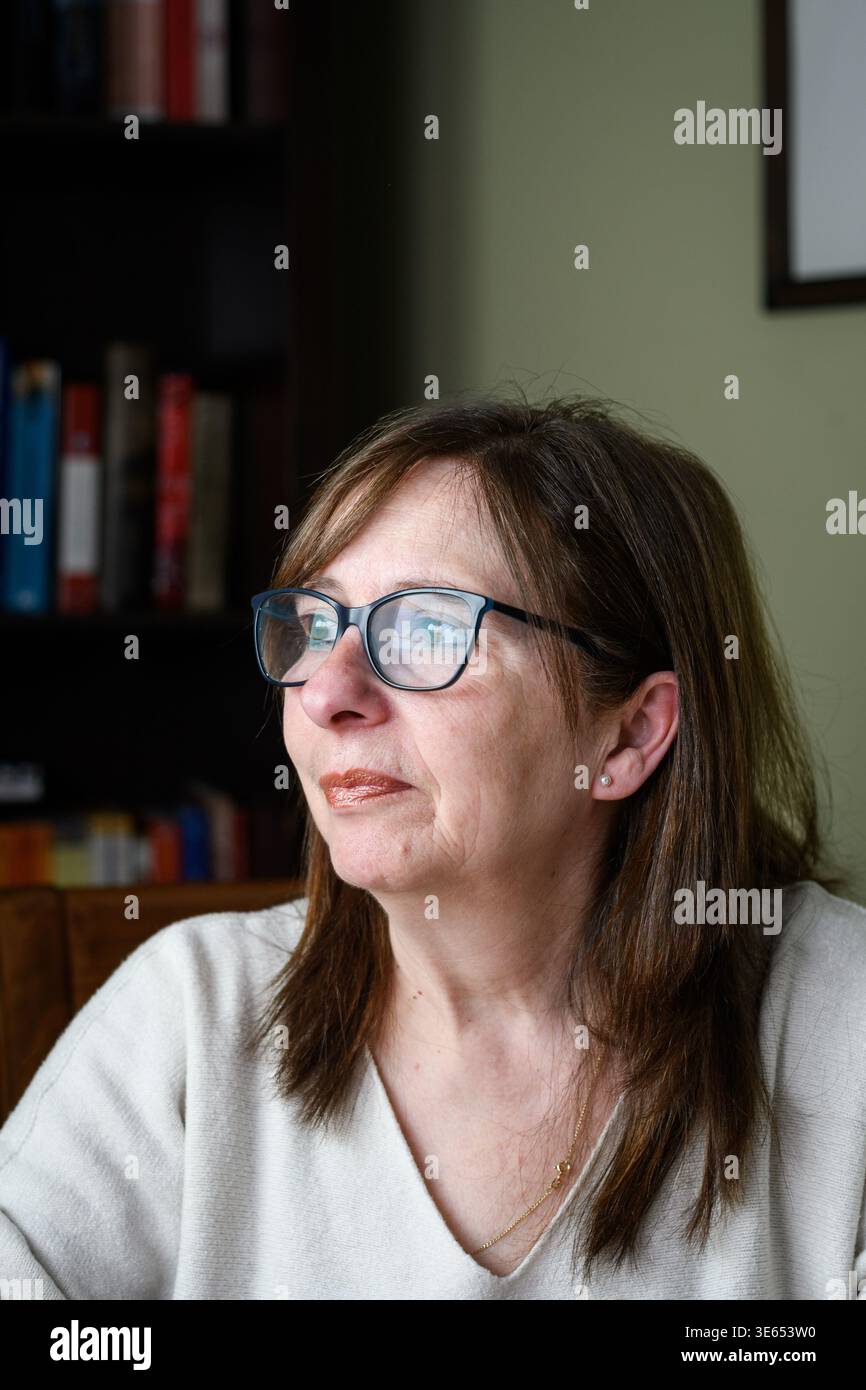 Donna anziana che pensa e guarda lontano da casa, riflessione e contemplazione. Foto Stock