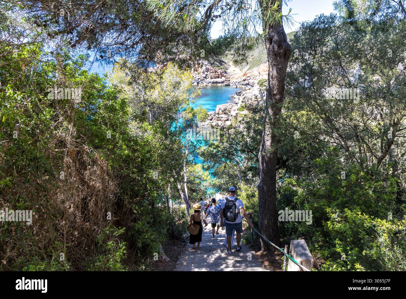 Accesso alla spiaggia di Cala S'Almonia sull'isola di Maiorca nel Mediterraneo viaggiando in Spagna Foto Stock