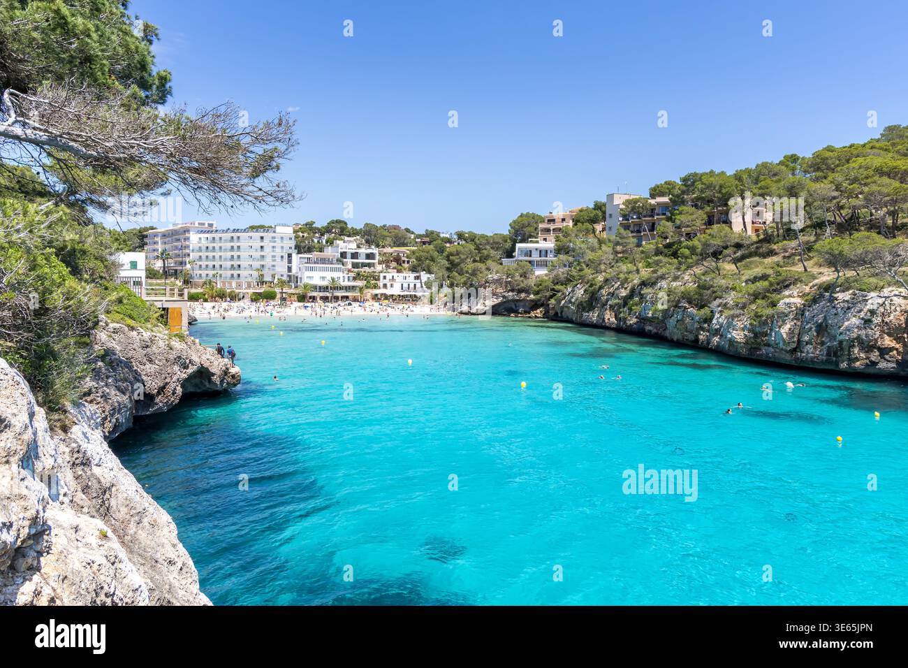 Spiaggia Playa de Cala Santanyí sull'isola di Maiorca in vacanza al mare viaggiando in Spagna Foto Stock