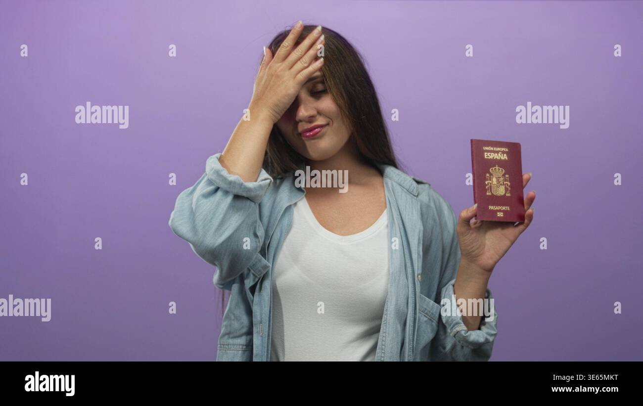 Donna con passaporto spagnolo e gesto mano sulla fronte in studio con sfondo viola; imbarazzo. Foto Stock