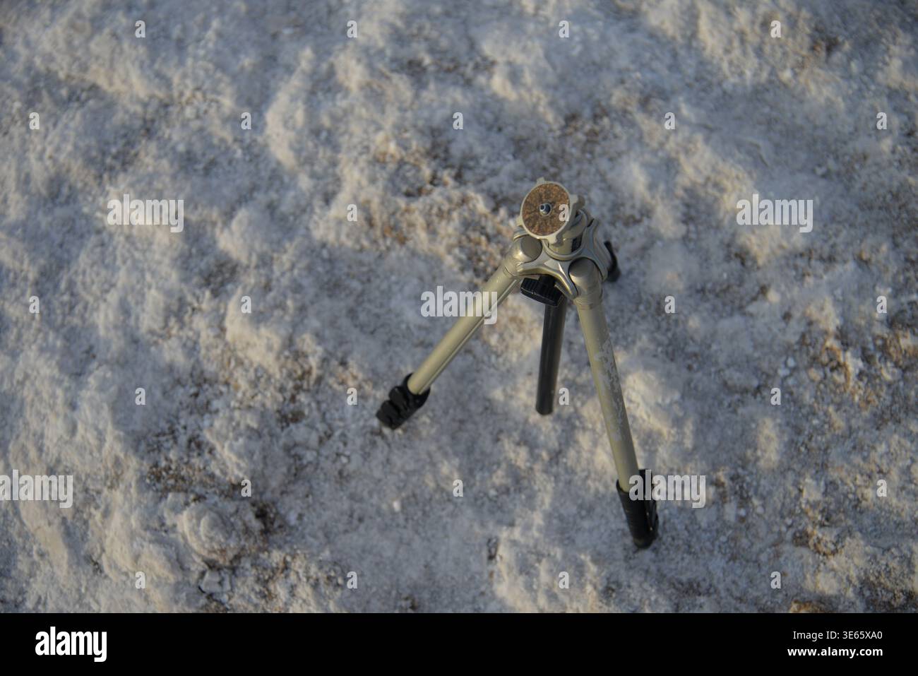 Cavalletto per fotocamera in piedi sulla superficie salina nella Death Valley Foto Stock
