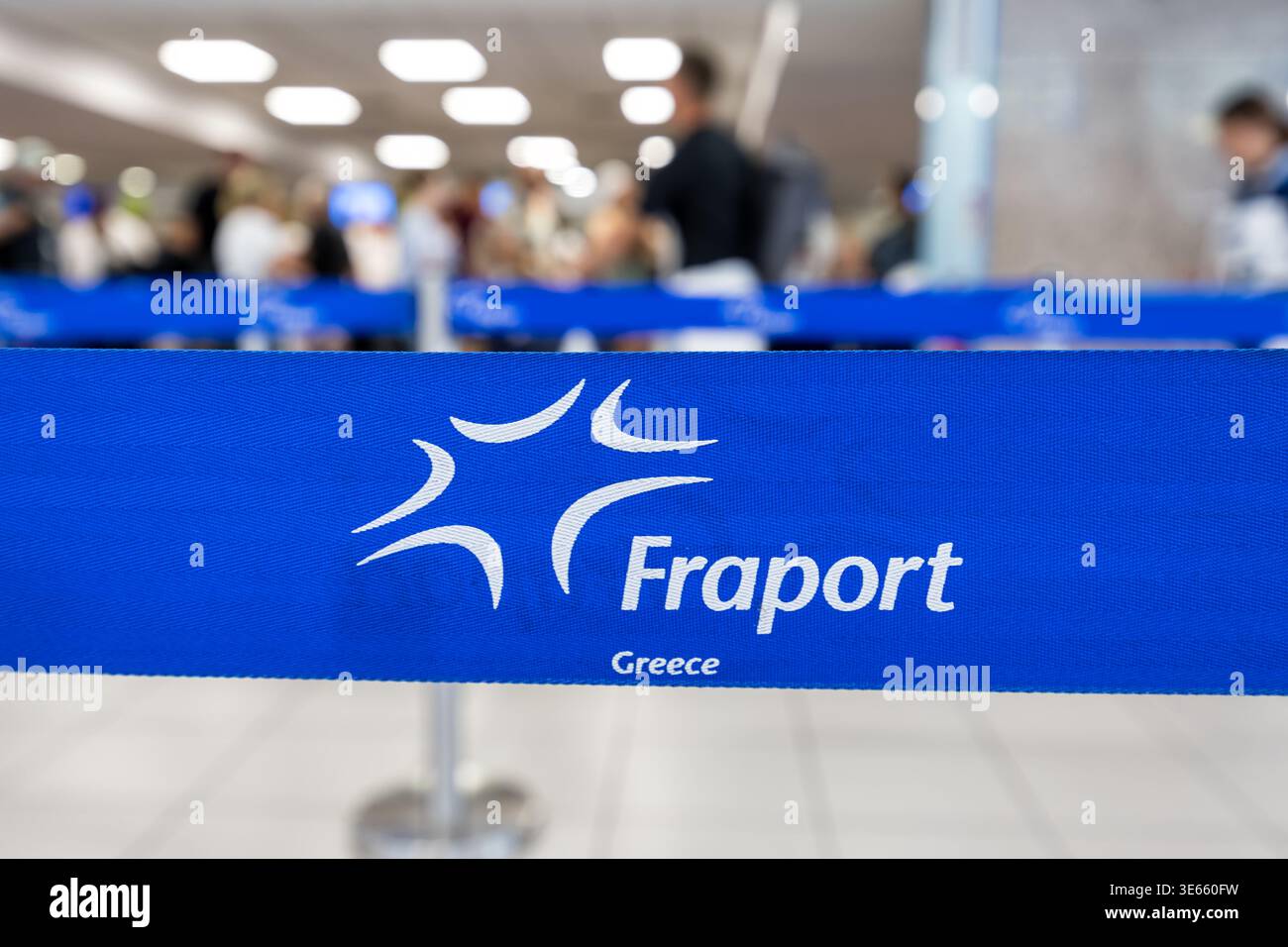Rodi, Grecia - 4 giugno 2025: Logo di Fraport Greece all'interno del Terminal dell'aeroporto di Rodi in Grecia. Foto Stock