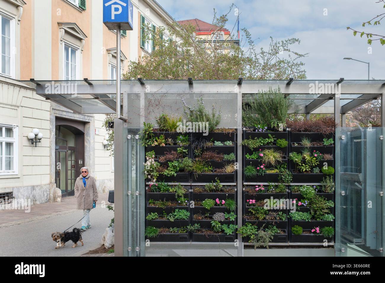 Un ingresso verde a un parcheggio multipiano a Graz Foto Stock