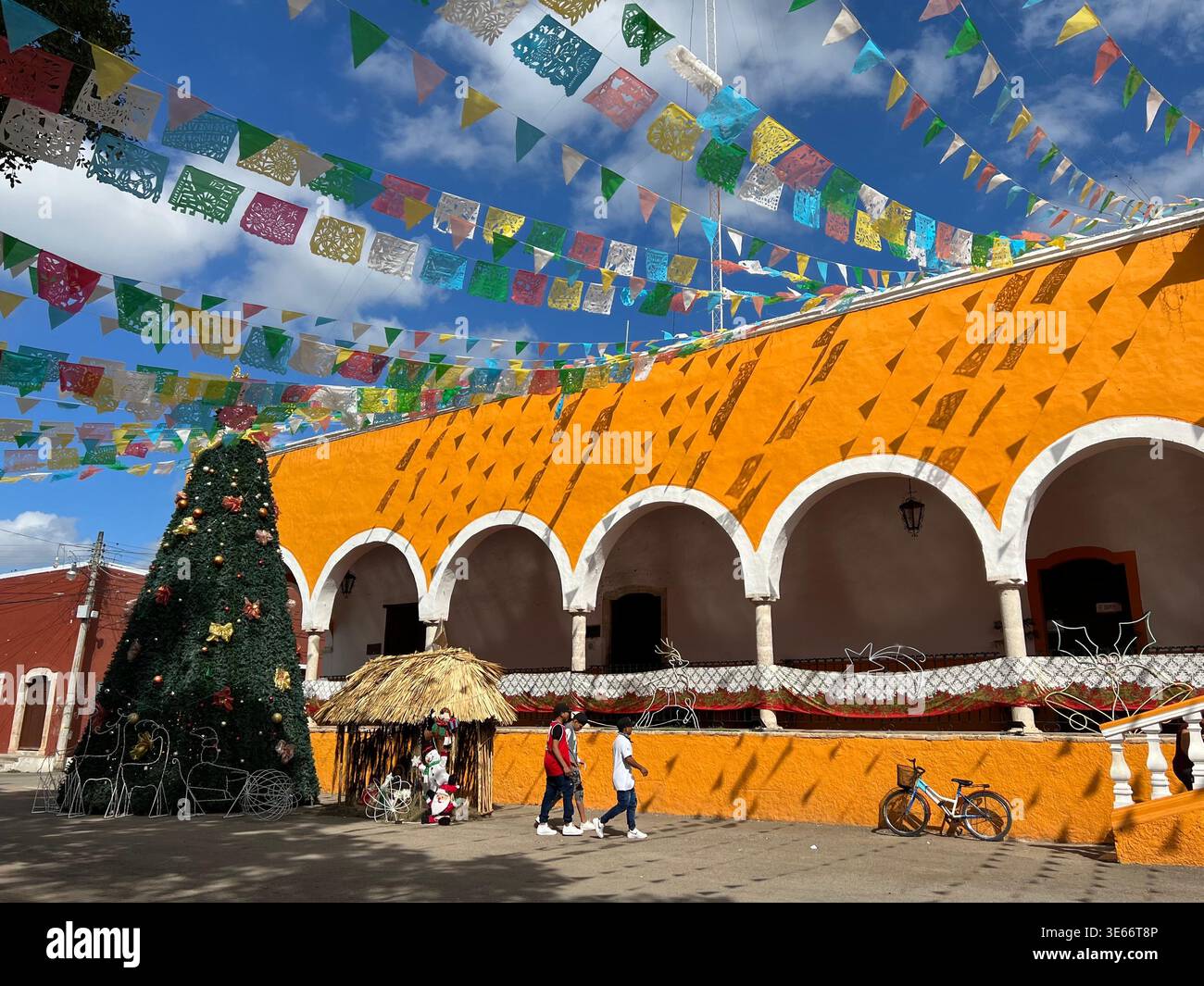 Esterno del municipio decorato per Natale nella piccola città di Espita, Yucatan, Messico - Immagine stock catturata con smartphone