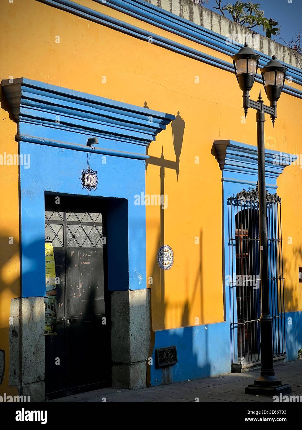 Facciate di case storiche, Oaxaca, Messico - Immagine stock catturata con smartphone