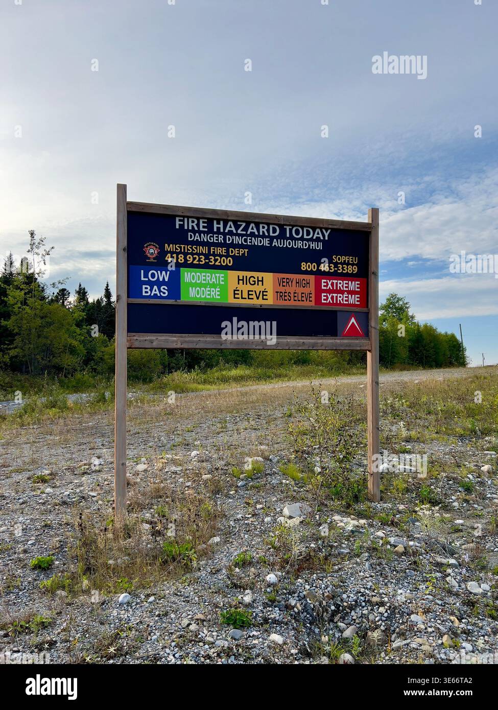 Un cartello bilingue di pericolo di incendio nel Quebec settentrionale, Quebec, Canada, che mostra livelli di rischio di incendio da bassi a estremi Foto Stock