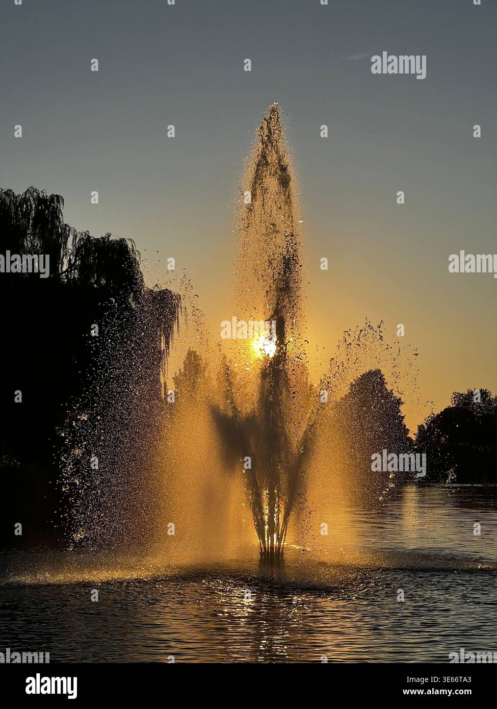 Fontana al tramonto a Jarry Park, Montreal, Quebec, Canada Foto Stock