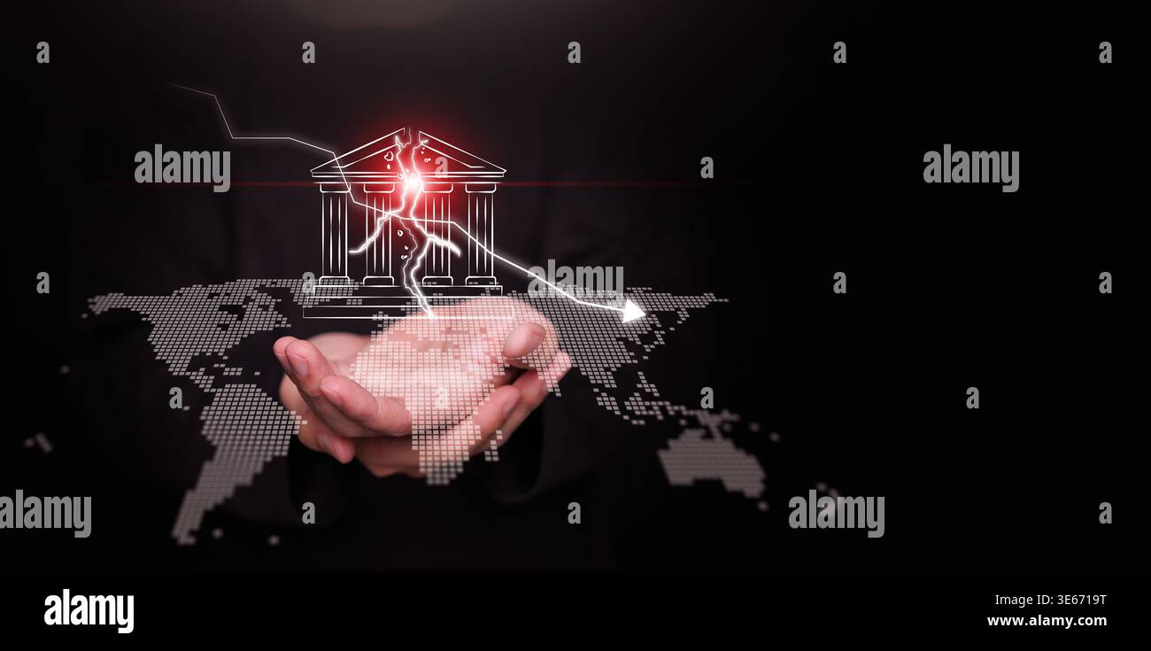 Uomo d'affari che tiene in mano l'icona della banca incrinata e freccia verso il basso sulla mappa del mondo. Collasso finanziario globale, recessione dell'economia digitale, crisi economica, i Foto Stock