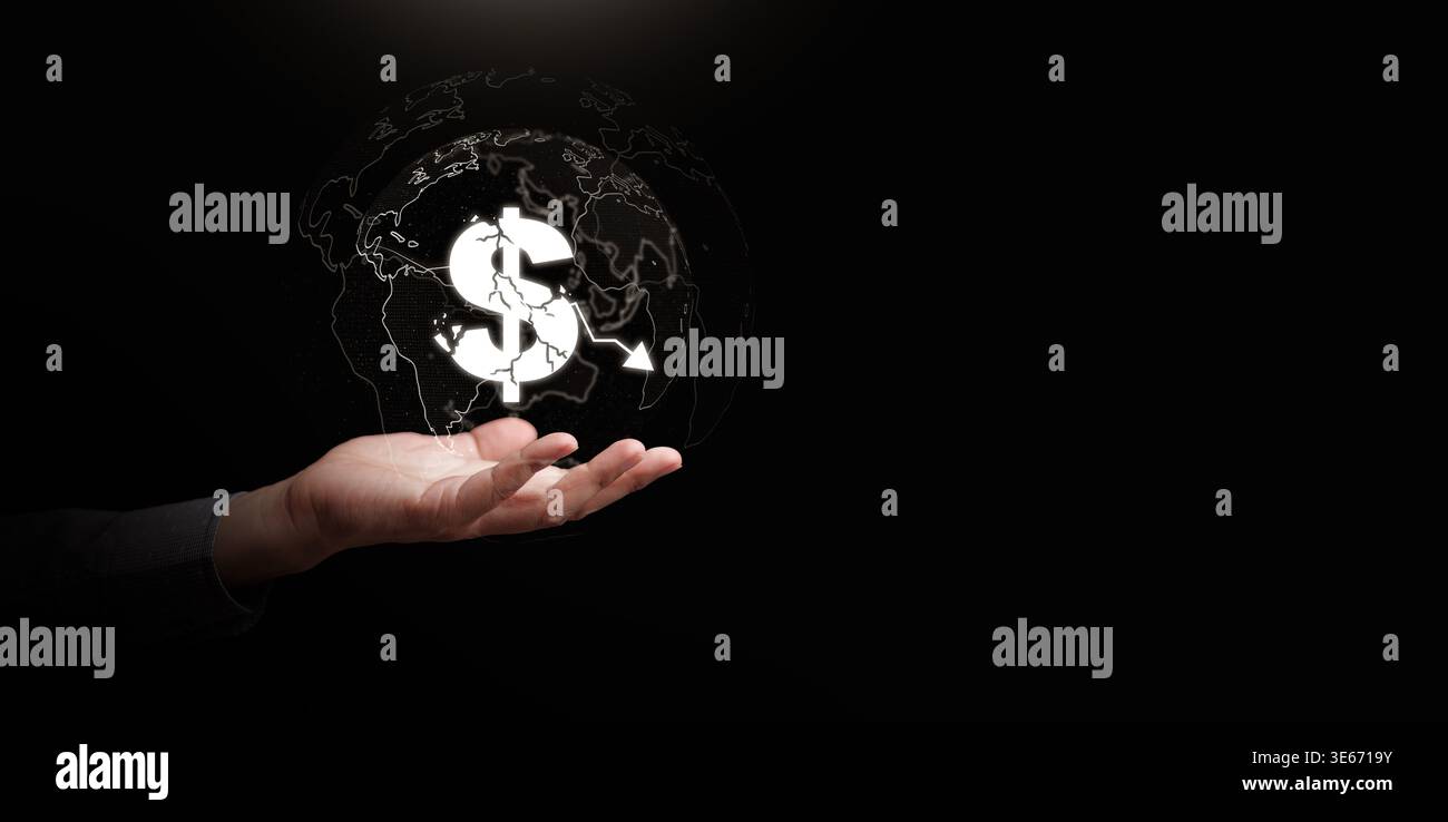 Apri la mano tenendo in mano un simbolo del dollaro incrinato con una freccia che cade sopra una mappa globale e copia lo spazio. Concetto di recessione economica mondiale, svalutazione valutaria Foto Stock