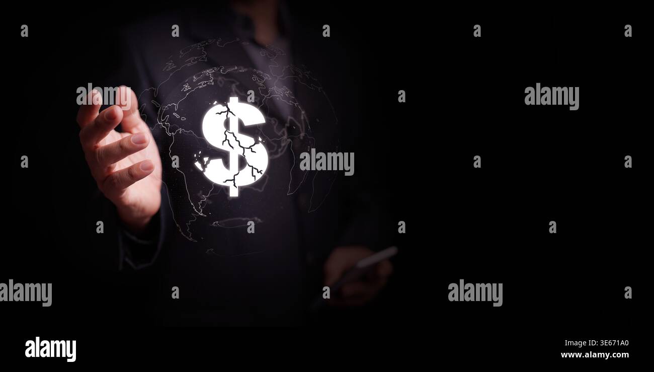 Uomo d'affari mano con l'icona del denaro incrinato sulla mappa globale con spazio di copia. Svalutazione del dollaro, de-dollarizzazione, crisi valutaria globale, fina in tutto il mondo Foto Stock