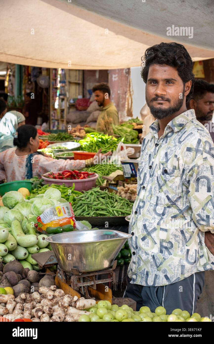 Uomo che vende verdure al mercato di Sardar, nella città vecchia di Jodhpur, in India Foto Stock