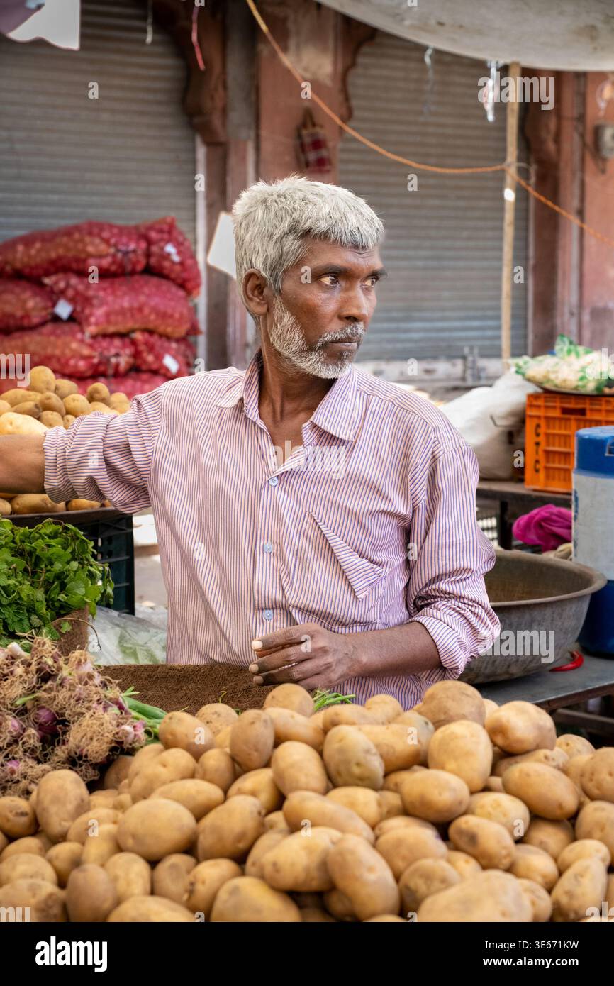 Uomo che vende verdure al Sardar Market di Jodhpur, India Foto Stock