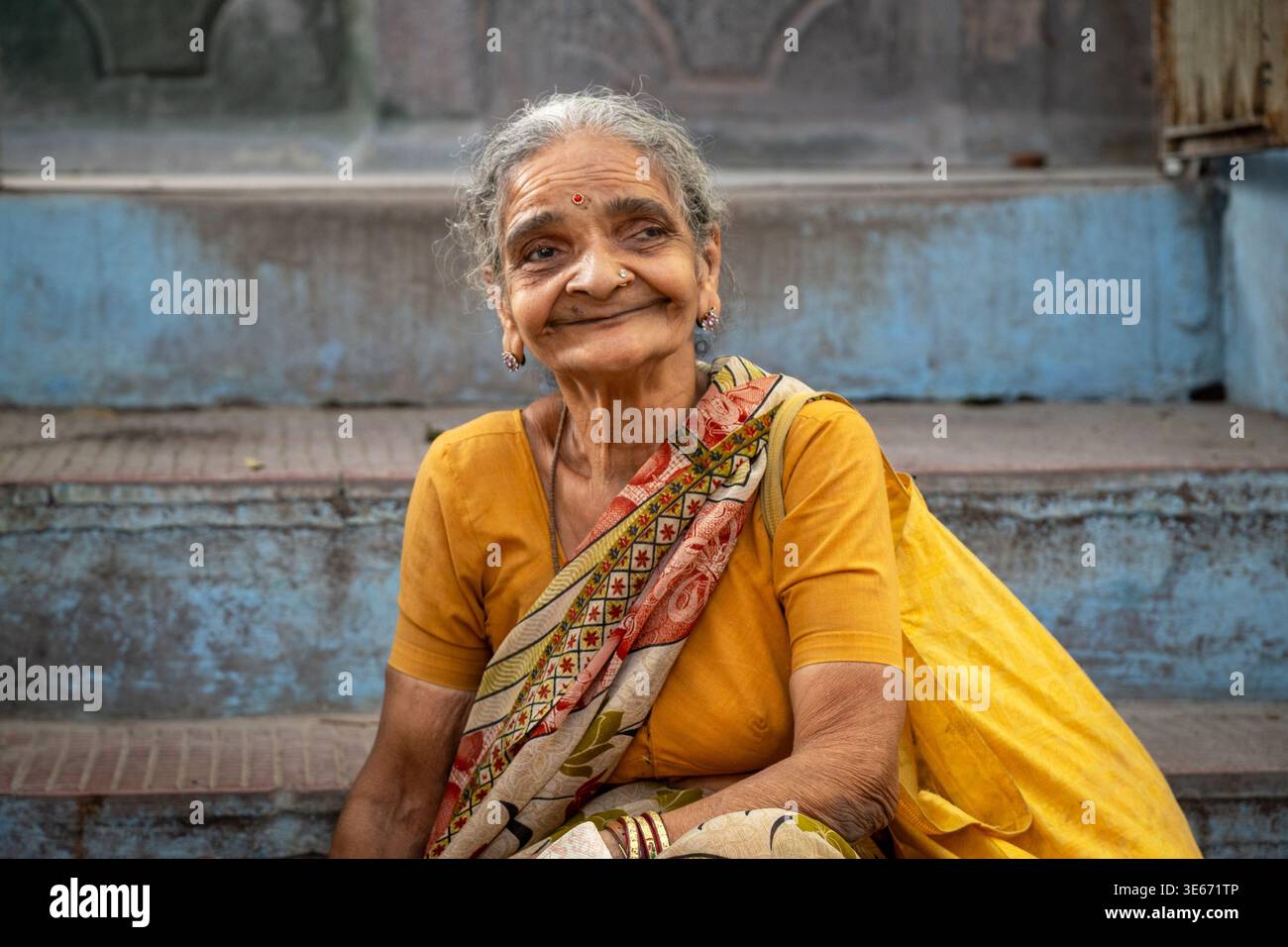 Donna anziana sorridente in un sari al Sardar Market, nella zona della città Vecchia di Jodhpur, India Foto Stock
