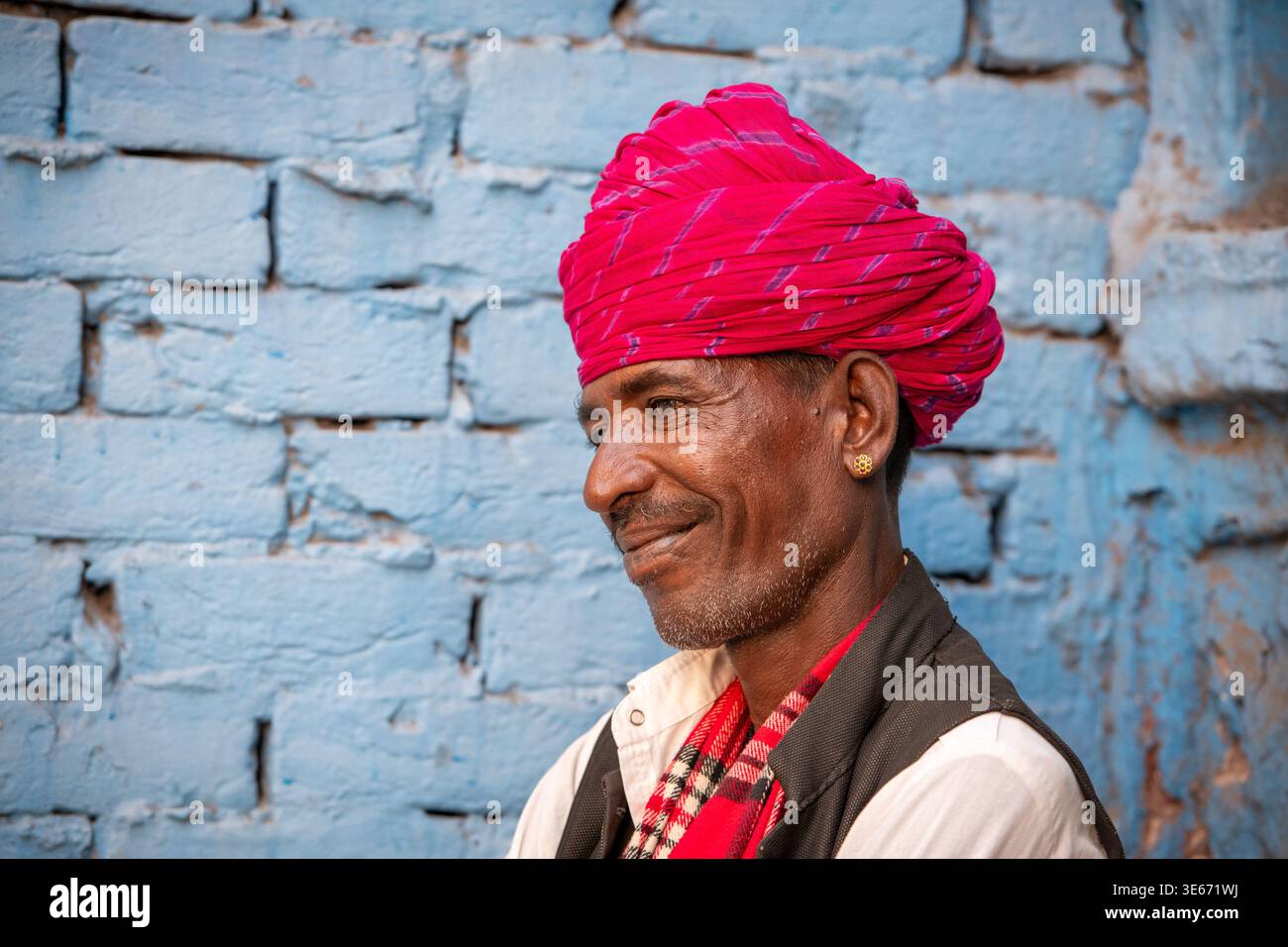 Ritratto di un uomo sorridente di mezza età che indossa un turbante, Jodhpur India Foto Stock