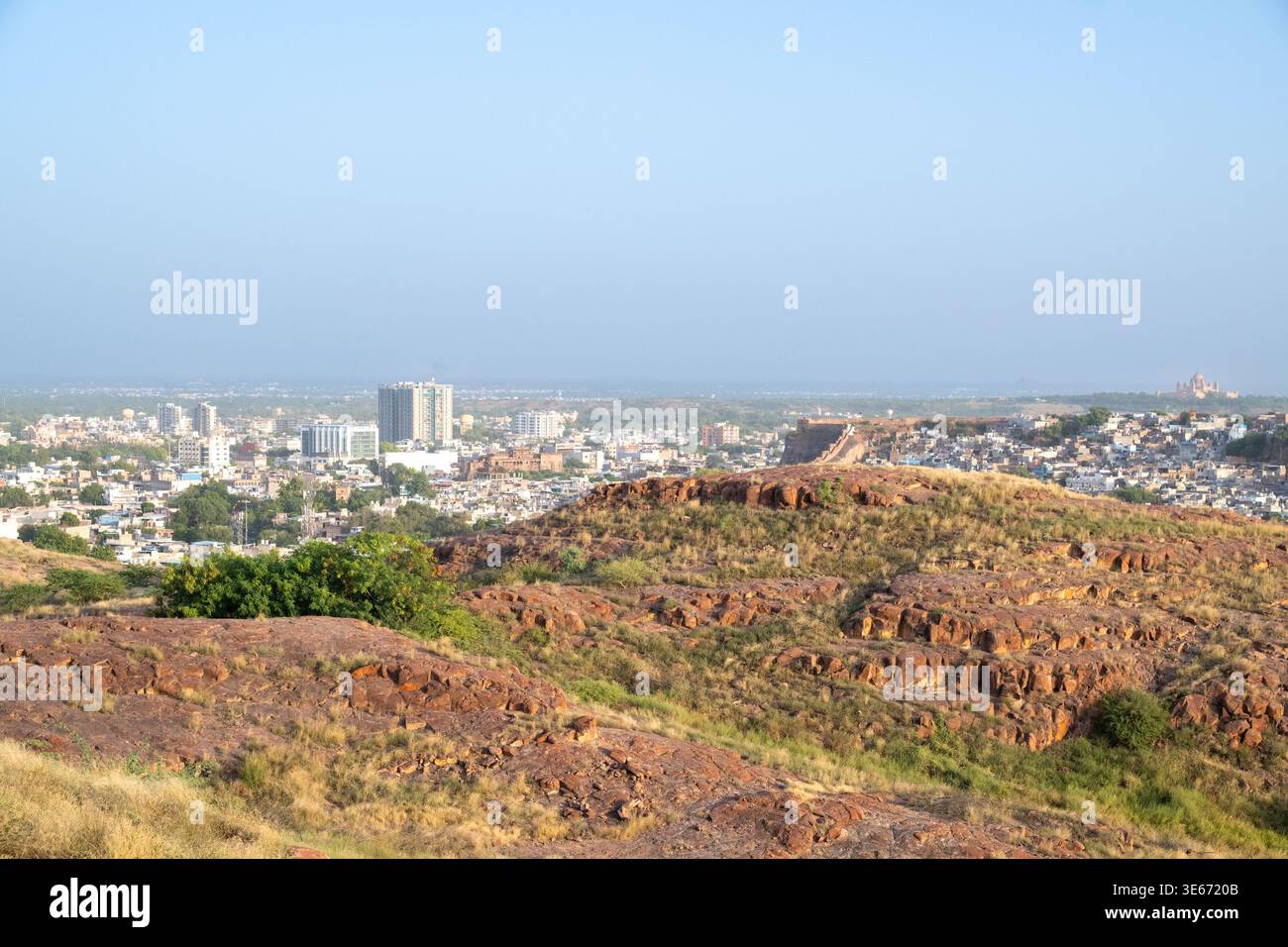 Ammira la città vecchia di Jodhpur da Jaswant Thada nel Rajasthan in India Foto Stock