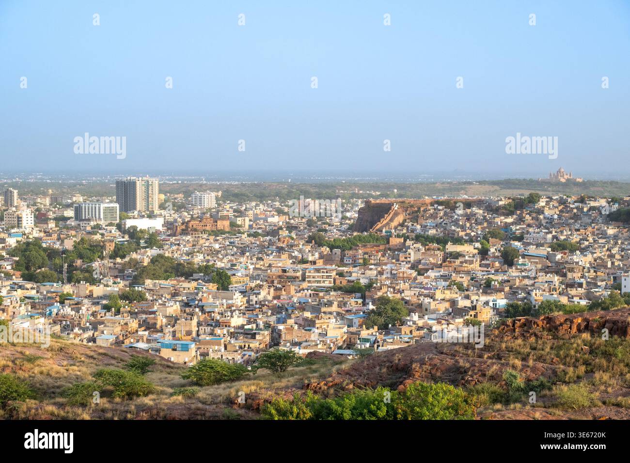 Ammira la città vecchia di Jodhpur da Jaswant Thada nel Rajasthan in India Foto Stock