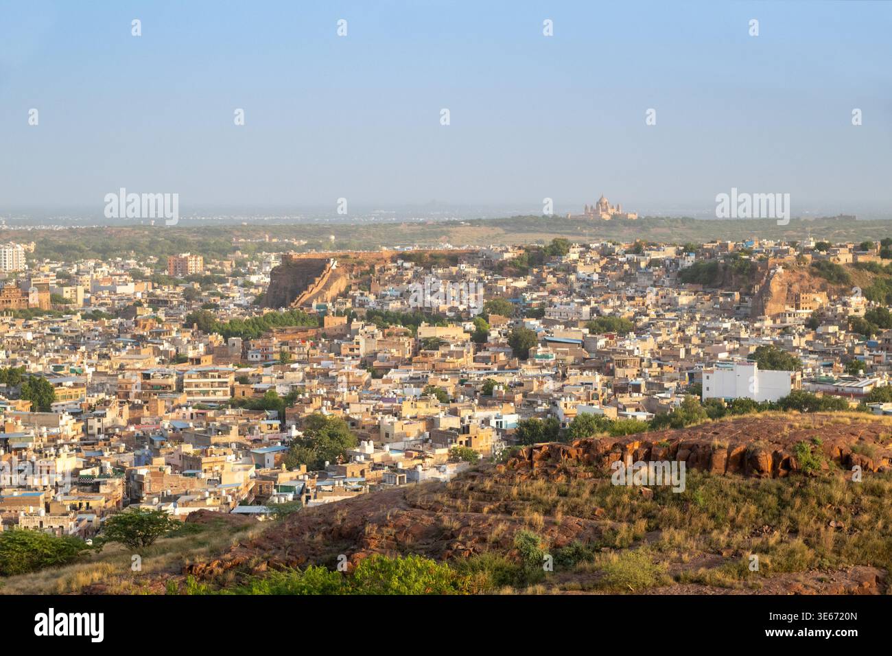 Ammira la città vecchia di Jodhpur da Jaswant Thada nel Rajasthan in India Foto Stock