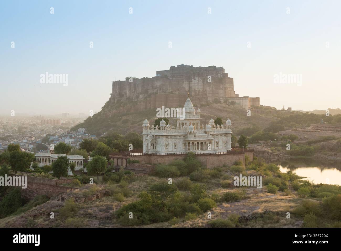 Jaswant Thada con l'imponente forte di Mehrangarh che domina lo skyline dietro Jodhpur, India Foto Stock