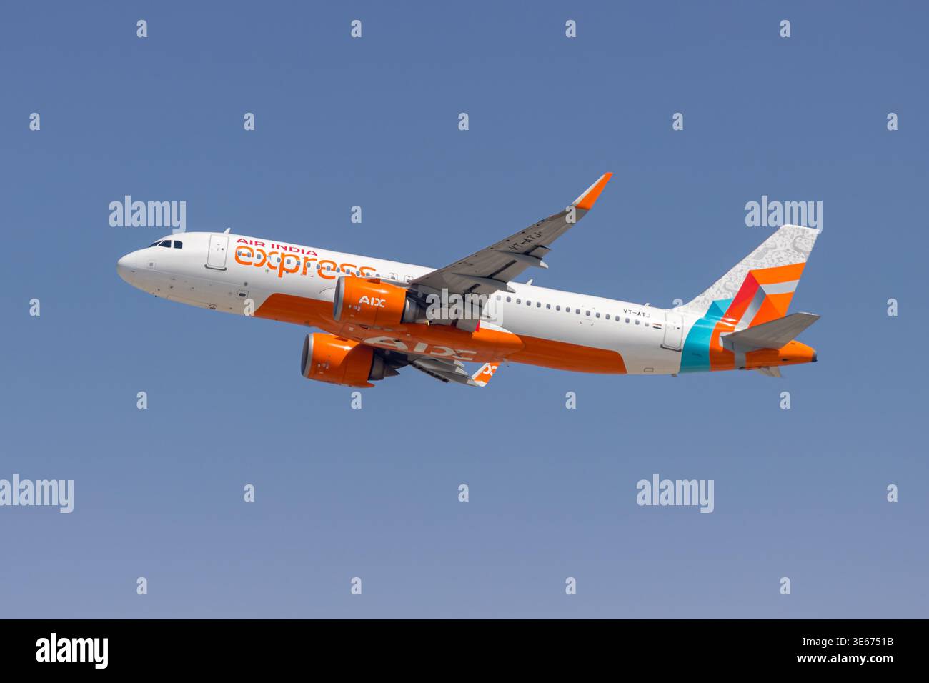 Dubai, Emirati Arabi Uniti - 21 febbraio 2026: Aereo Airbus A320neo Air India Express all'aeroporto di Dubai negli Emirati Arabi Uniti. Foto Stock