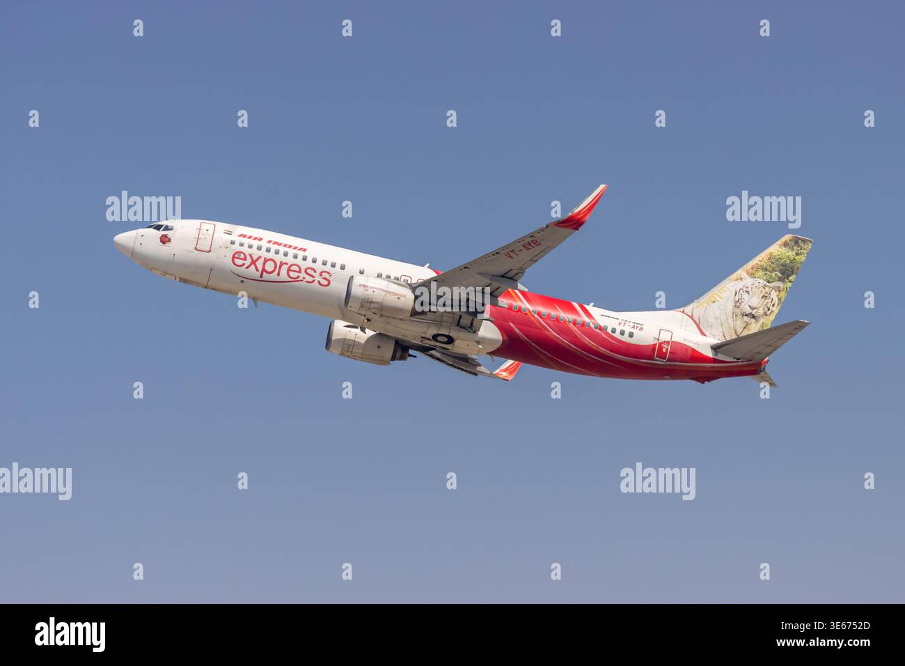Dubai, Emirati Arabi Uniti - 21 febbraio 2026: Aereo Boeing 737-800 Air India Express all'aeroporto di Dubai negli Emirati Arabi Uniti. Foto Stock