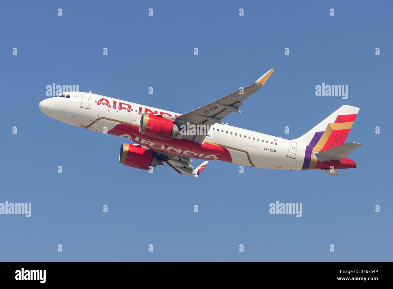 Dubai, Emirati Arabi Uniti - 21 febbraio 2026: Aereo Airbus A320neo Air India presso l'aeroporto di Dubai negli Emirati Arabi Uniti. Foto Stock