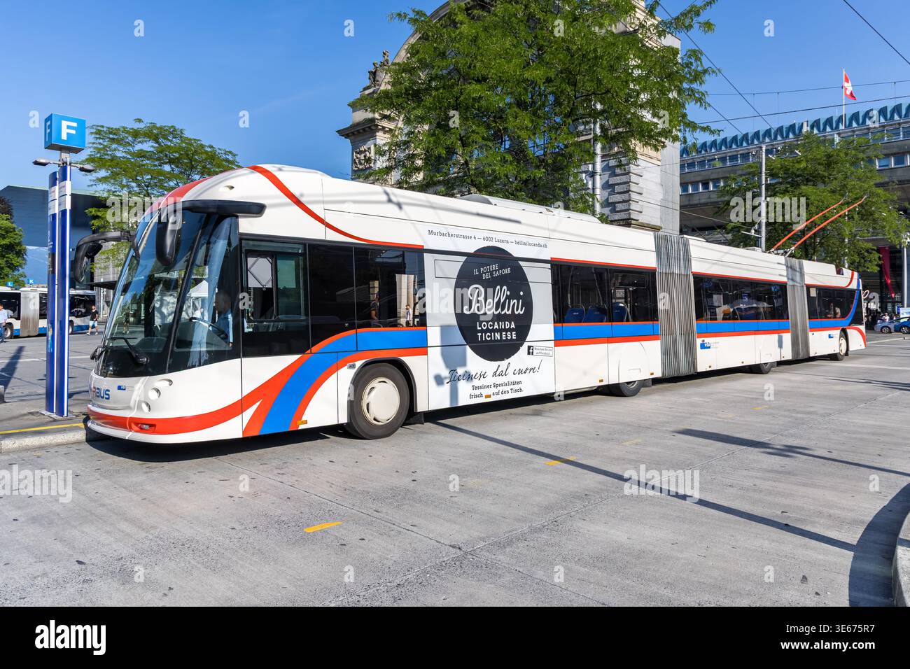 Lucerna, Svizzera - 18 giugno 2025: Filobus a doppia articolazione tipo Hess lighTram 4 presso la stazione centrale di Lucerna, Svizzera. Foto Stock