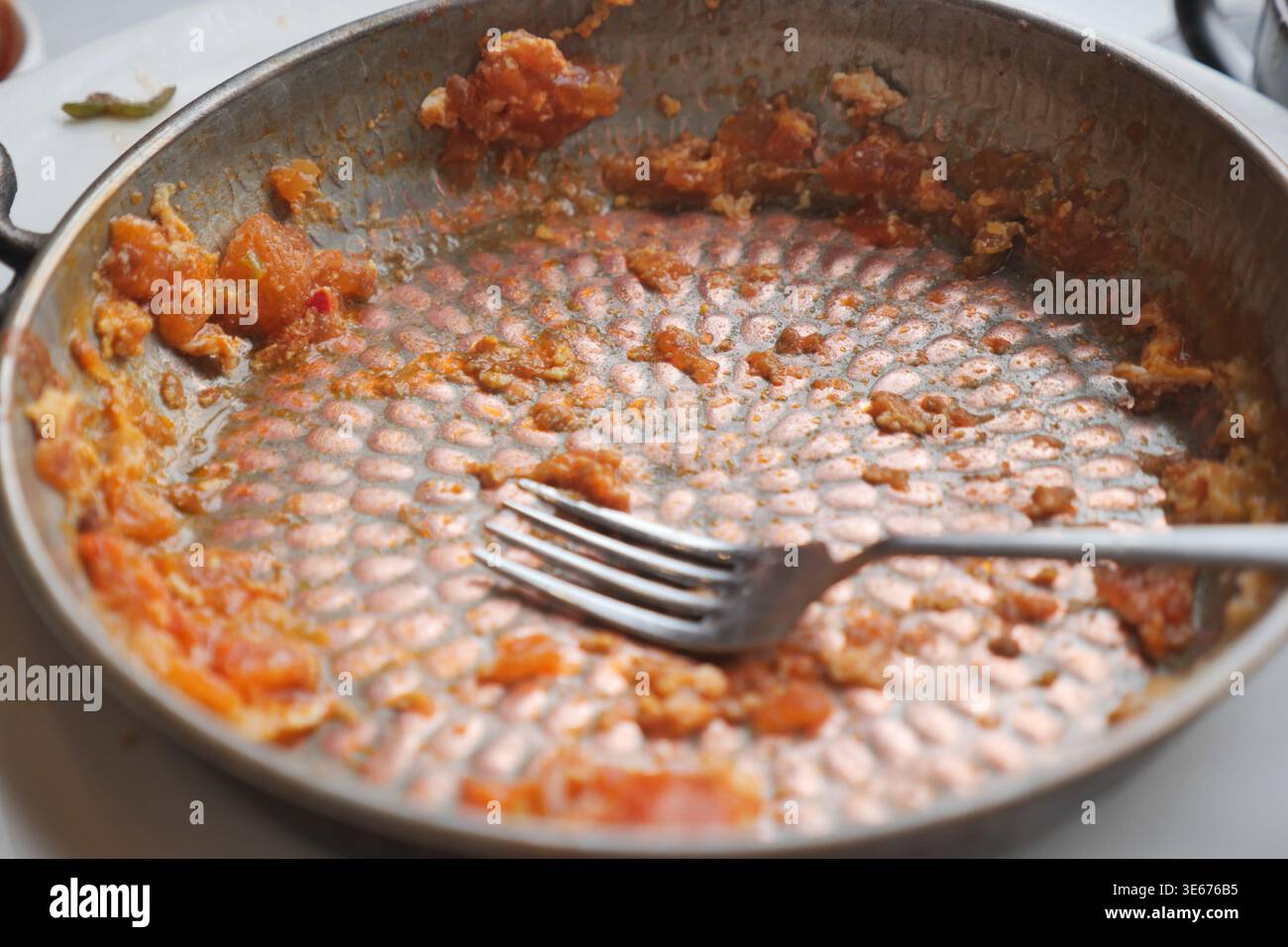 Svuotare il piatto con la forchetta sul tavolo dopo il pasto nel ristorante Foto Stock