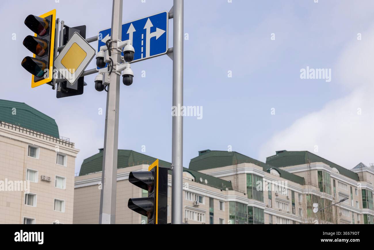 asta della città ​​street per il montaggio di semafori e cartelli stradali Foto Stock