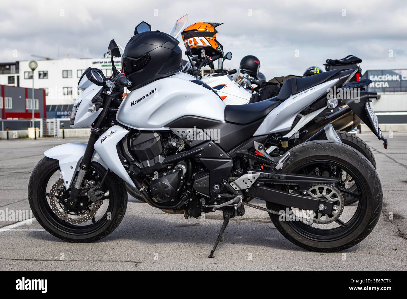 Burgas, Bulgaria - 04 aprile 2026: Una motocicletta in un lotto aperto dell'apertura della stagione motociclistica a Burgas, Bulgaria Foto Stock
