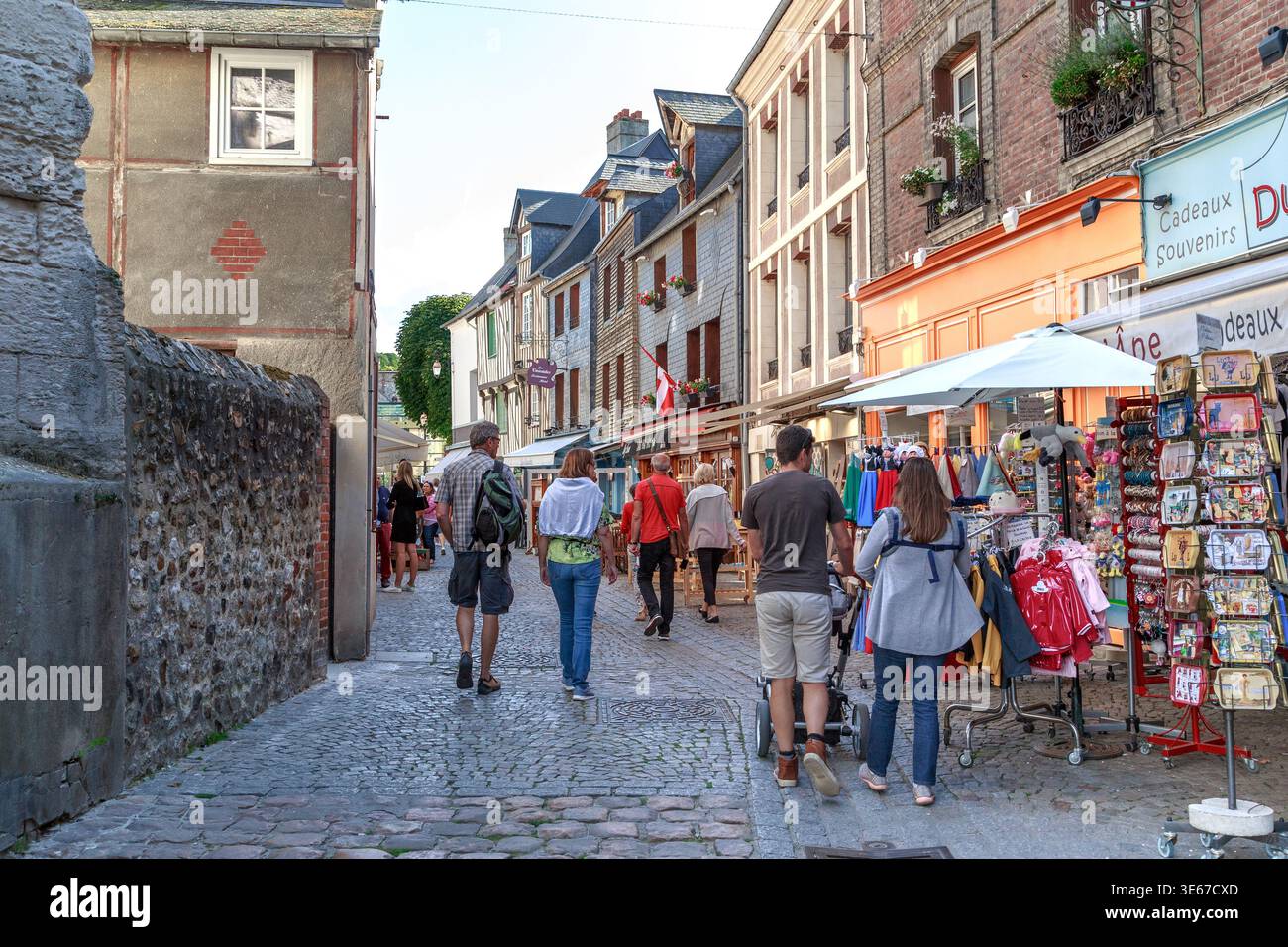 HONFLEUR, FRANCIA - 1 SETTEMBRE 2019: Turisti non identificati camminano lungo una delle strade della vecchia città costiera normanna. Foto Stock