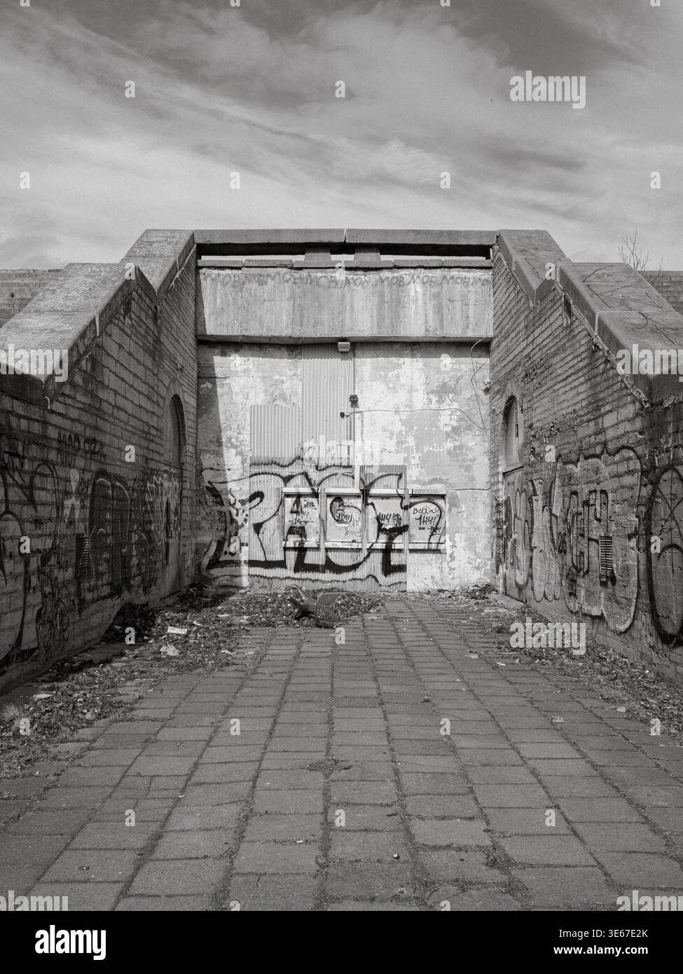 Ingresso coperto da graffiti all'edificio abbandonato del municipio di Tallinn, Estonia, marzo 2026 Foto Stock
