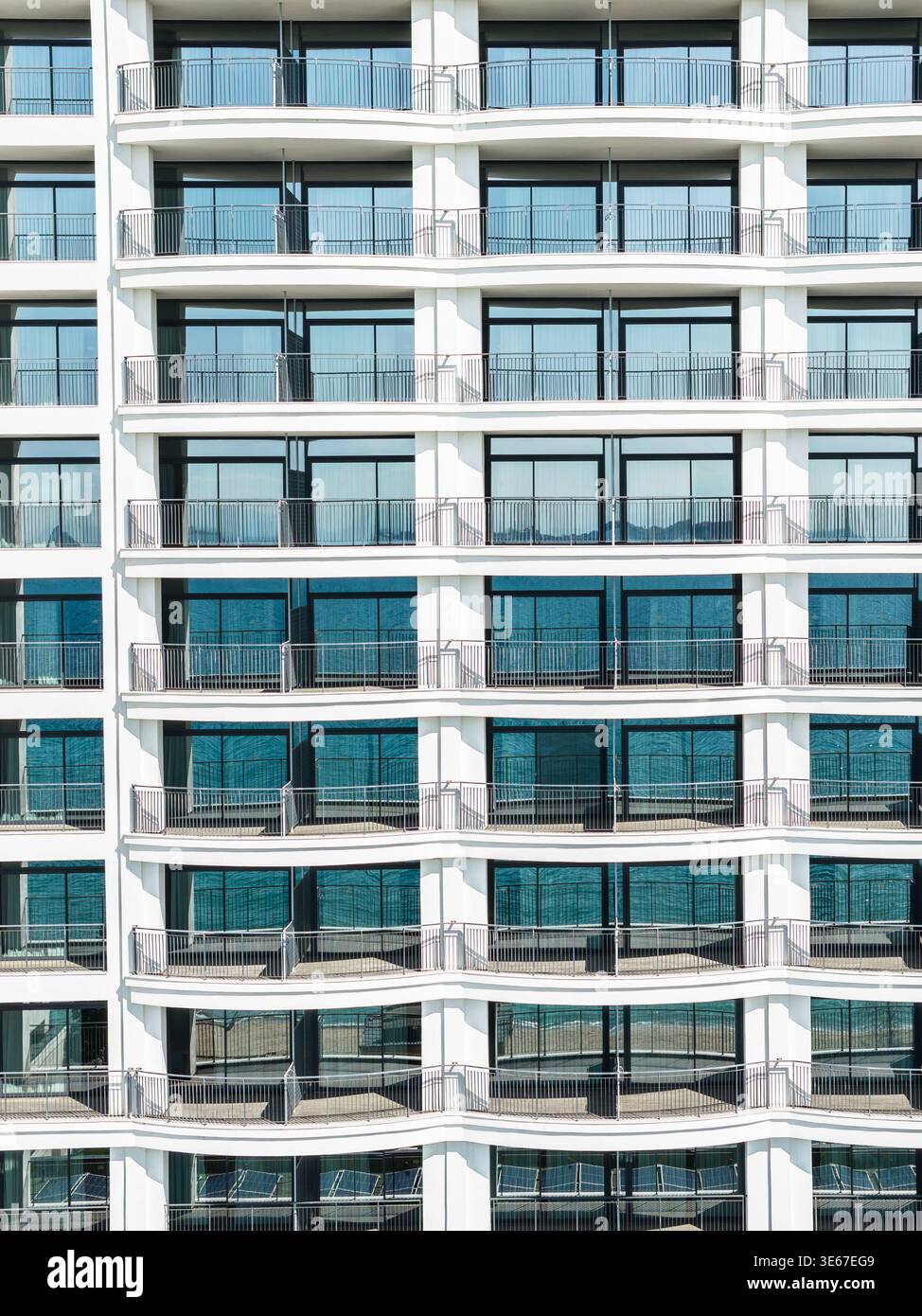 Facciata simmetrica di un alto edificio contemporaneo con balconi ripetuti situato a Sunny Beach, Burgas Foto Stock