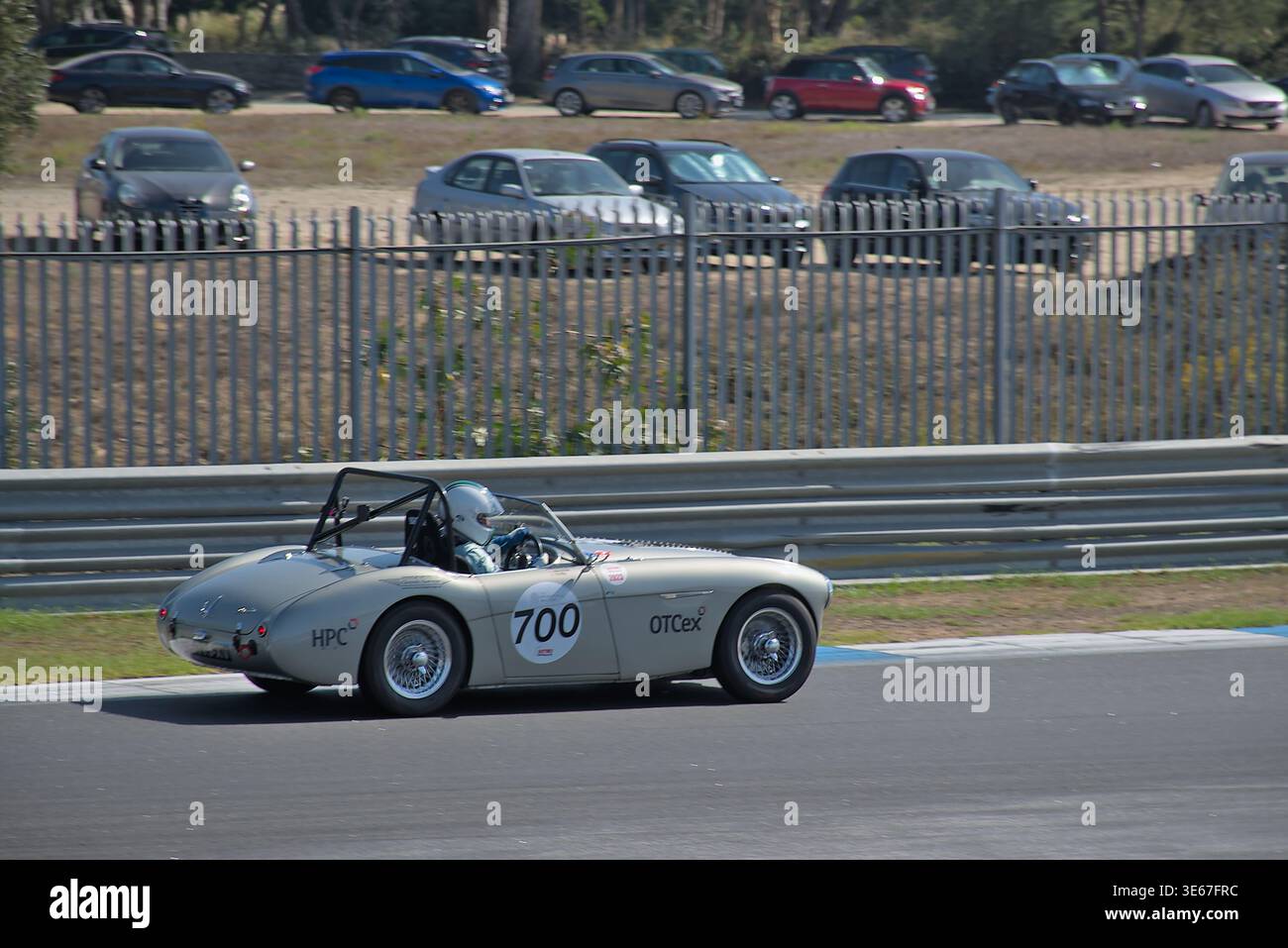 Frenate brusche per l'Austin-Healey 100-4. Gestire il trasferimento di peso prima di entrare nel primo angolo di Estoril Foto Stock