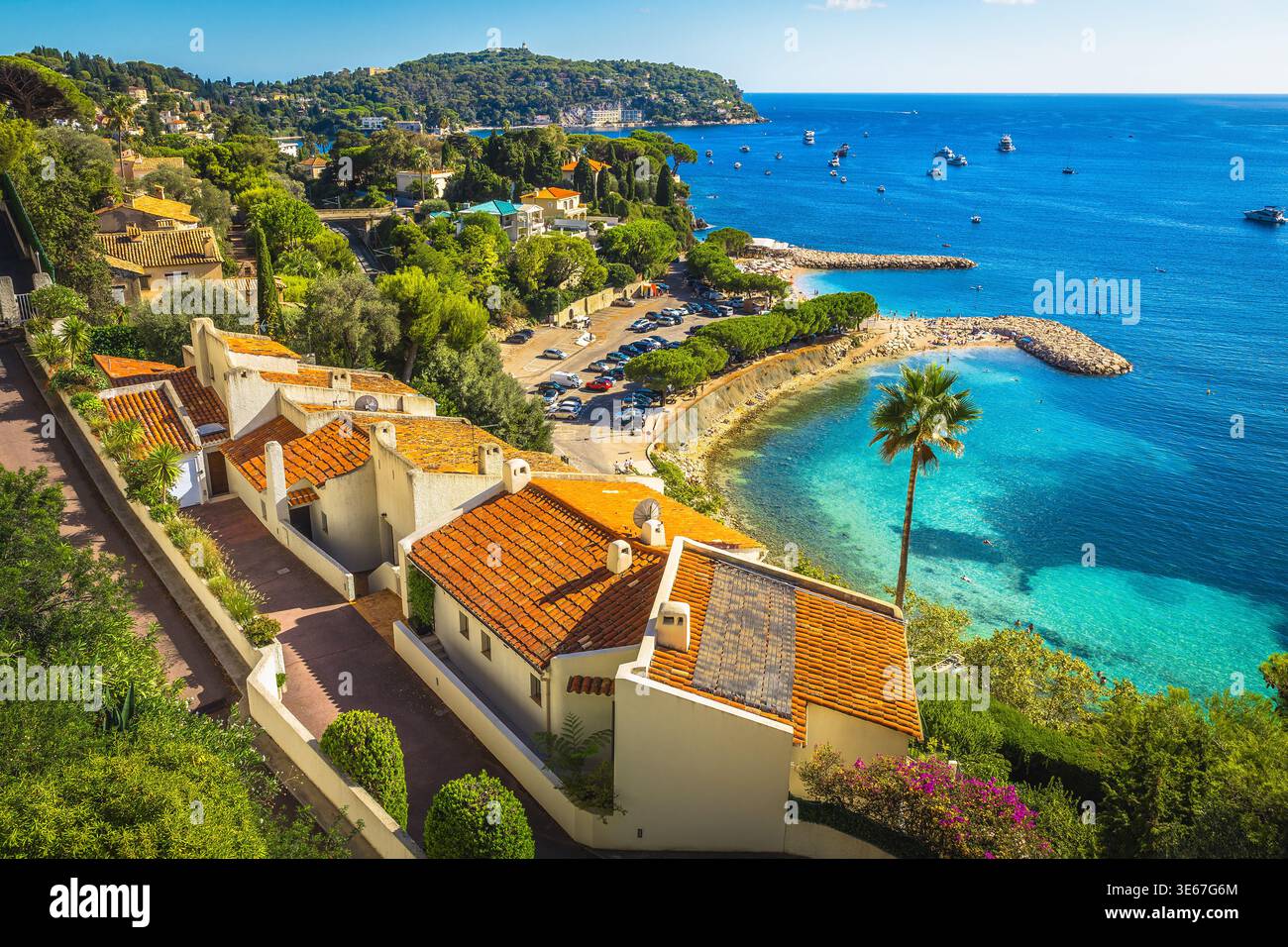 Fantastica vista panoramica dal punto panoramico con spiagge azzurre cristalline e ville sul mare, Villefranche sur Mer, Provenza, Costa Azzurra, Francia, EUR Foto Stock